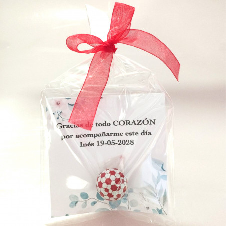 Paquet de 40 chocolats en forme de ballon de football avec une carte personnalisable présentée dans un sachet et un noeud