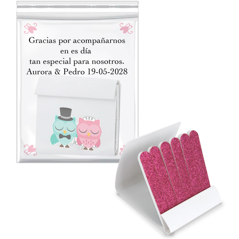 Petits dossiers en carton présentés avec une carte personnalisable avec texte