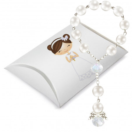 Chapelet de perles blanches avec ange présenté dans une boîte en carton avec autocollant de communion