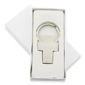 Porte-clés croix communion garçon avec autocollant personnalisé présenté dans une boîte