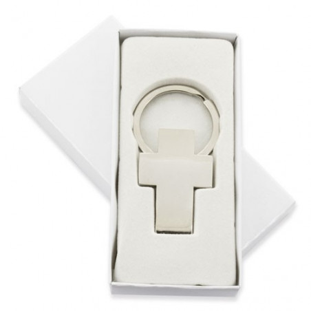 Porte-clés croix communion garçon avec autocollant personnalisé présenté dans une boîte