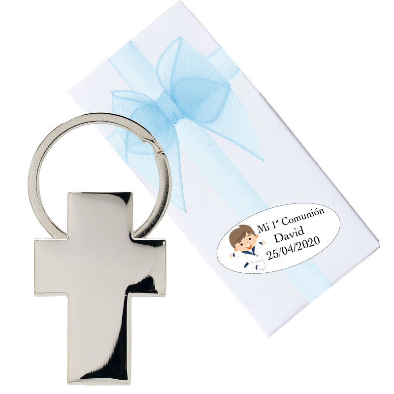 Porte-clés croix communion garçon avec autocollant personnalisé présenté dans une boîte