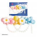 Ensemble organique de ballons pastel et de marguerites avec une chaîne de ballons