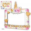 Photocall licorne avec fleurs et lettres pailletées. Idéal pour des anniversaires magiques.