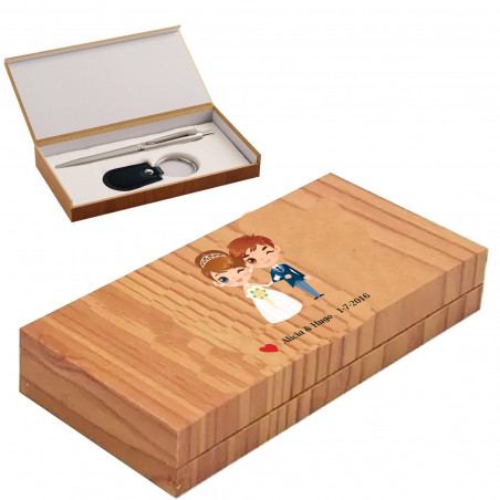 Stylo et porte clés dans un coffret en bois personnalisé avec autocollants de mariage