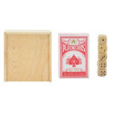 Jeu de dés et de cartes dans une boîte en bois avec des autocollants de mariage personnalisés