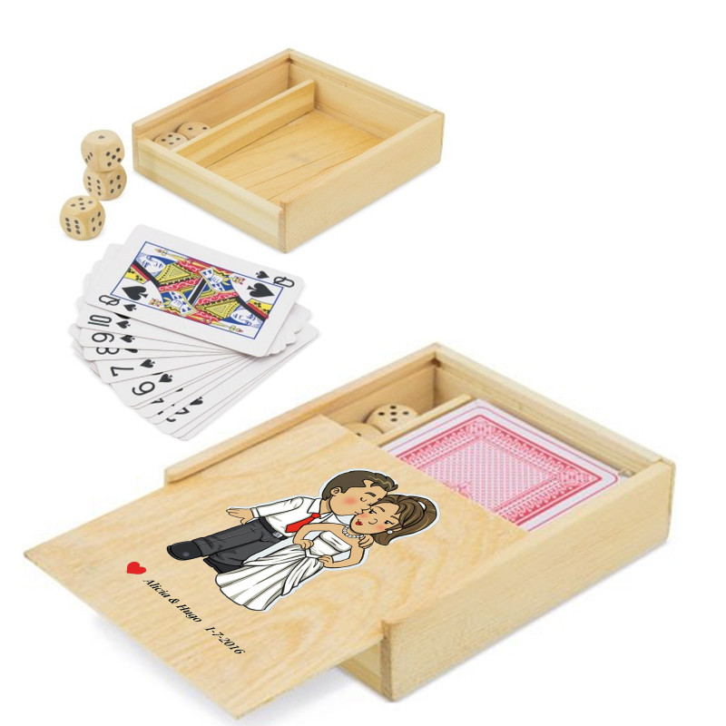 Jeu de dés et de cartes dans une boîte en bois avec des autocollants de mariage personnalisés