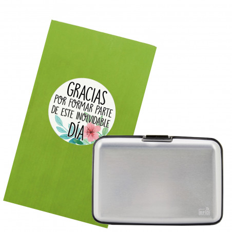Porte carte accordéon en aluminium argenté présenté dans une enveloppe verte avec autocollant avec une phrase de remerciement