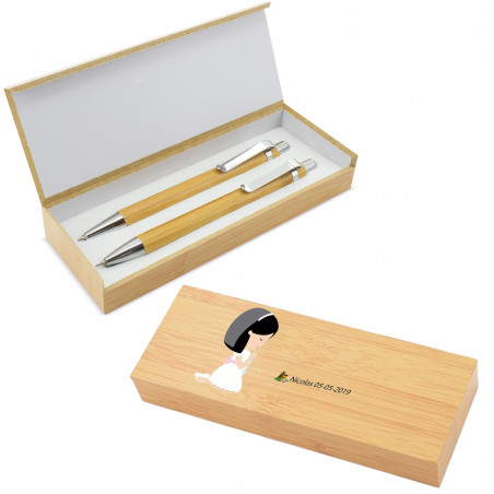 Crayon mécanique et stylo dans un ensemble en bois avec autocollants personnalisés comme cadeau de communion pour adolescents.
