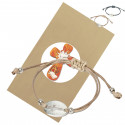 Bracelet cordon femme avec une médaille croix et présenté dans une enveloppe kraft avec un sticker personnalisable