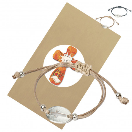 Bracelet cordon femme avec une médaille croix et présenté dans une enveloppe kraft avec un sticker personnalisable