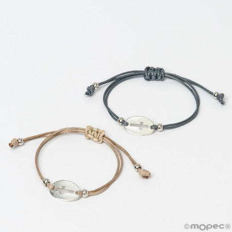 Bracelet cordon femme avec une médaille croix et présenté dans une enveloppe kraft avec un sticker personnalisable