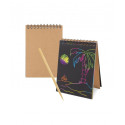Carnet scrapy à dessiner en multicolore présenté pour la communion avec autocollant fille