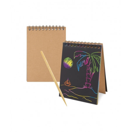 Carnet scrapy à dessiner en multicolore présenté pour la communion avec autocollant fille