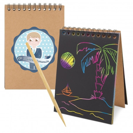 Carnet scrapy à dessiner en multicolore présenté pour la communion avec autocollant enfant