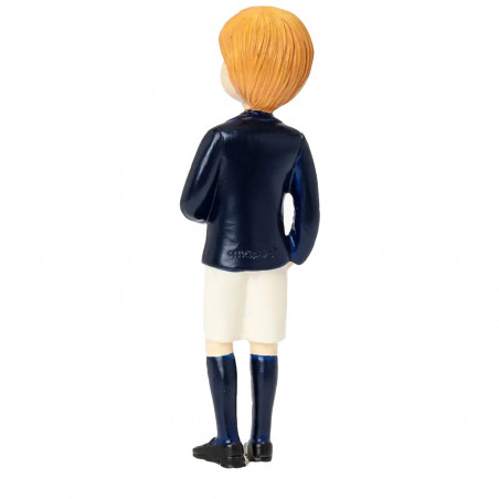 Figure de garçon de communion avec un short