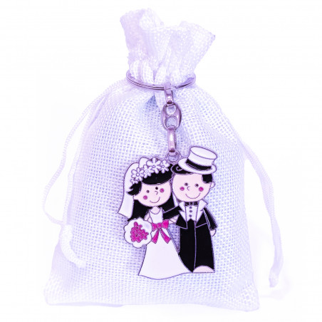 Porte clés pour couple de mariage présenté dans un sac en tissu rustique blanc