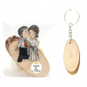 Porte-clés en bois dans un sac transparent et autocollant de mariage