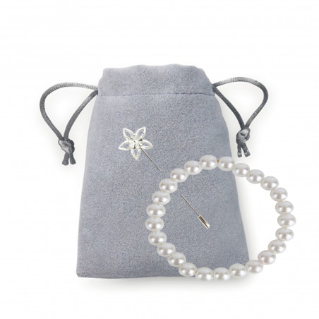 Bracelet en perles blanches avec épingle en forme d étoile et sac en daim