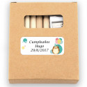 Crayons de couleur avec des feuilles à colorier dans une boîte avec un autocollant personnalisé pour les anniversaires des