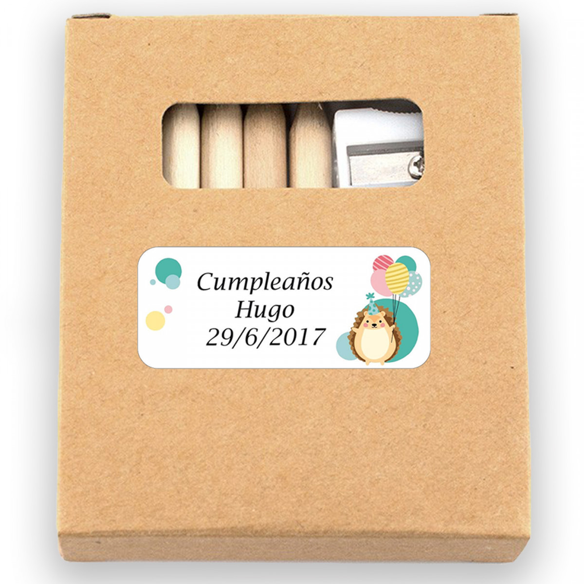 Crayons de couleur avec des feuilles à colorier dans une boîte avec un autocollant personnalisé pour les anniversaires des