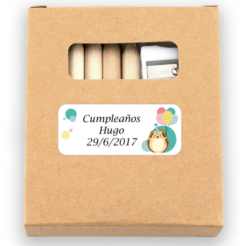 Crayons de couleur avec des feuilles à colorier dans une boîte avec un autocollant personnalisé pour les anniversaires des Crayons de couleur avec des feuilles à colorier dans une boîte avec un autocollant personnalisé pour les anniversaires des
