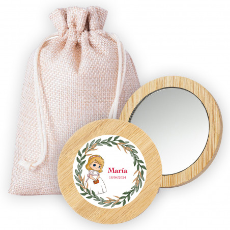 Miroir rond en bois avec autocollant de communion fille personnalisé dans un sac en tissu à offrir.
