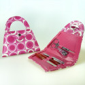 Accessoires de manucure avec sac blanc et autocollant de communion