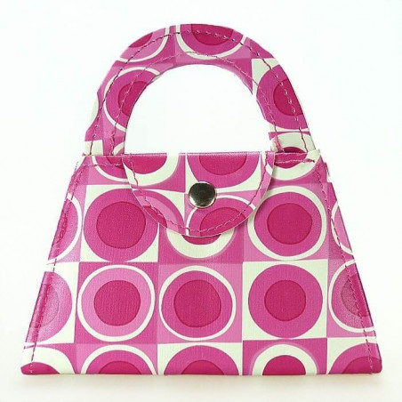 Accessoires de manucure avec sac blanc et autocollant de communion