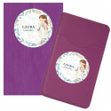 Porte-cartes portefeuille lilas dans une enveloppe pour la communion d'une fille avec des autocollants personnalisés