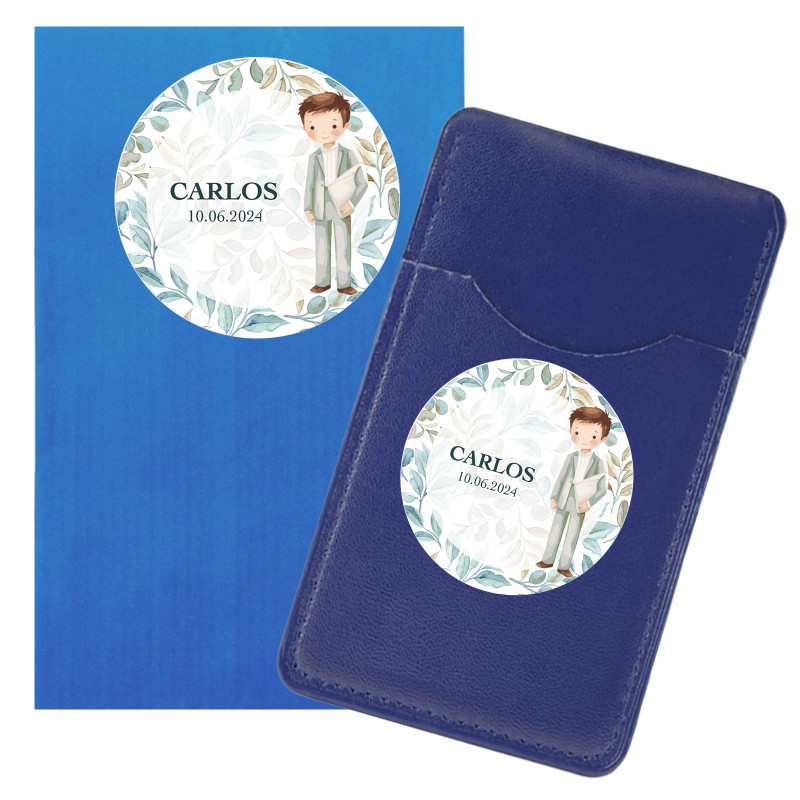 Porte-cartes portefeuille bleu présenté dans une enveloppe et personnalisé avec des autocollants de communion pour garçon