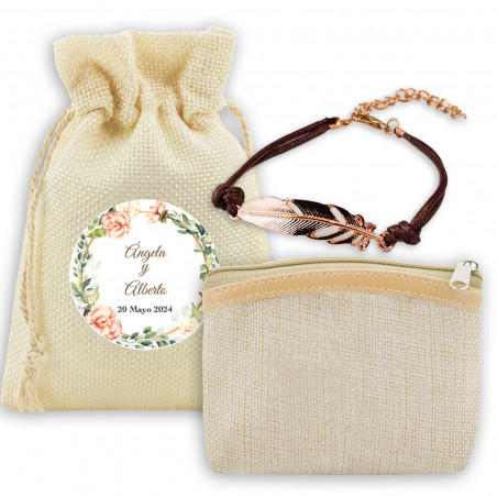Porte-monnaie et bracelet présentés dans un sac en tissu avec adhésif personnalisé