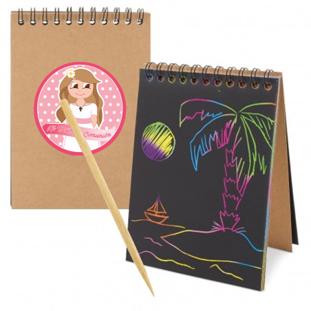 Carnet scrapy à dessiner en multicolore présenté pour la communion avec autocollant fille