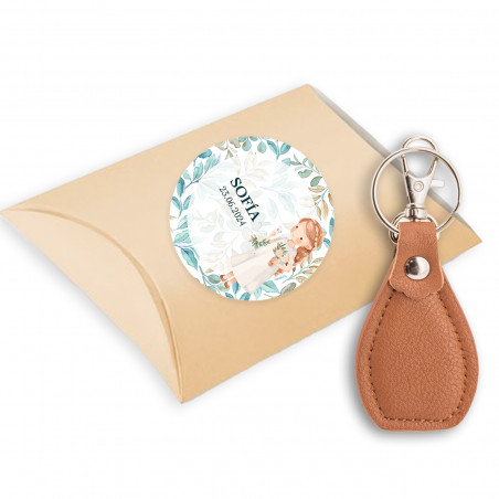 Porte-clés marron dans une boîte avec autocollant personnalisé pour les détails de la communion d'une fille