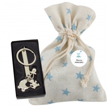Porte clés de baptême dans une pochette en tissu rustique avec étoiles et adhésif personnalisé