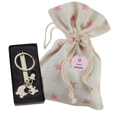 Porte clés avec breloques bébé dans un sachet rustique avec étoiles roses et adhésif personnalisé