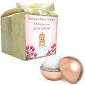 Baume à lèvres rose présenté dans une boîte avec un autocollant de communion personnalisé au nom de l'invité.