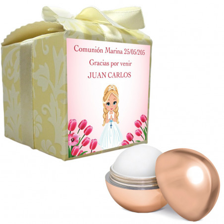Baume à lèvres rose présenté dans une boîte avec un autocollant de communion personnalisé au nom de l'invité.
