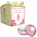 Baume à lèvres rose présenté dans une boîte avec un autocollant de communion personnalisé au nom de l'invité.