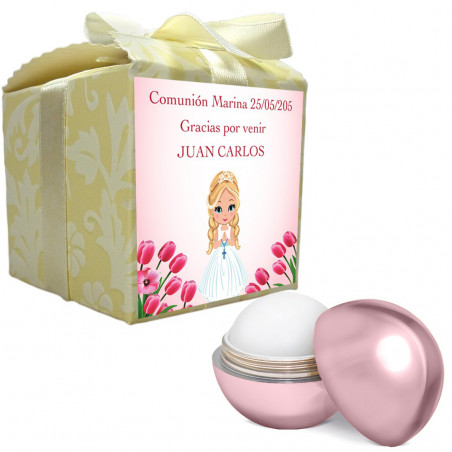 Baume à lèvres rose présenté dans une boîte avec un autocollant de communion personnalisé au nom de l'invité.