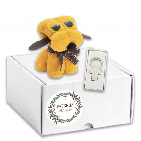 Serviette en forme de chien et porte clés croix argentée dans une boîte personnalisée