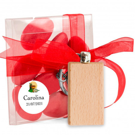 Porte-clés en bois avec dragées au chocolat dans un coffret cadeau de première communion