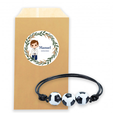 Bracelet avec ballons de football dans une enveloppe kraft avec adhésif personnalisé pour détails de communion de garçon