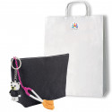 Trousse de toilette avec pompon et porte clés ours dans un sac avec autocollant cadeau