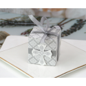 Boîte carrée avec couvercle en carton et croix décorative