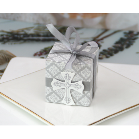 Boîte carrée avec couvercle en carton et croix décorative