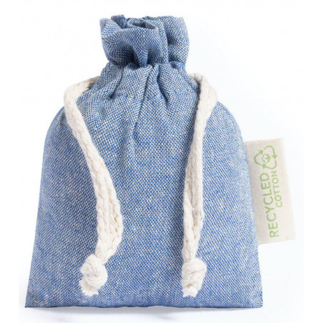 Porte-clé en forme d'ours présenté dans un sachet en tissu avec un autocollant personnalisable de baptême