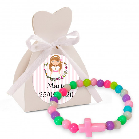 Bracelet croix dans une boîte avec autocollant personnalisé pour les détails de la communion fille