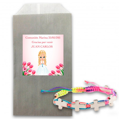 Bracelet croix dans une enveloppe kraft avec adhésif personnalisé pour la communion d'une fille