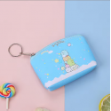 Portefeuille bleu avec un design de Sumikko Gurashi, charmant et fonctionnel pour un usage quotidien.